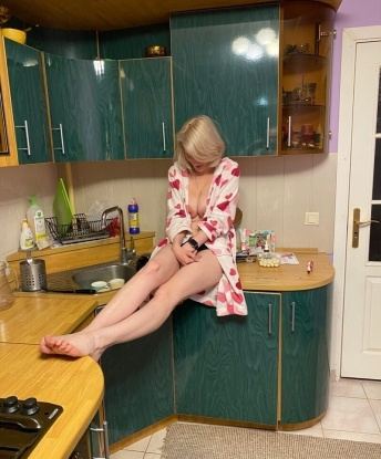 В Москве я создаю незабываемую атмосферу страсти и наслаждения. У меня есть все, чтобы сделать тебя счастливым: опыт, нежное прикосновение и красивое тело.
💋 Моя задача - удовлетворить твои желания и оставить в тебе только приятные воспоминания. Я мастер пошалить и создать атмосферу полного расслабления.
💃 Мои услуги включают горячий стриптиз, массаж, эротический танец и многое другое. Я готова превратить каждую минуту с тобой в настоящий праздник и подарить тебе массу удовольствия.
🔥 У меня много положительных отзывов от моих клиентов, которые говорят о моей профессиональности и таланте. Мои фото 100% реальные, и ты убедишься в этом при личной встрече.
💫 Жду звонка от шаловливого и щедрого джентльмена, который готов окунуться в мир наслаждения и раскрепощения вместе со мной. Все твои фантазии станут яркой реальностью, и ты не захочешь уходить от меня. Регина